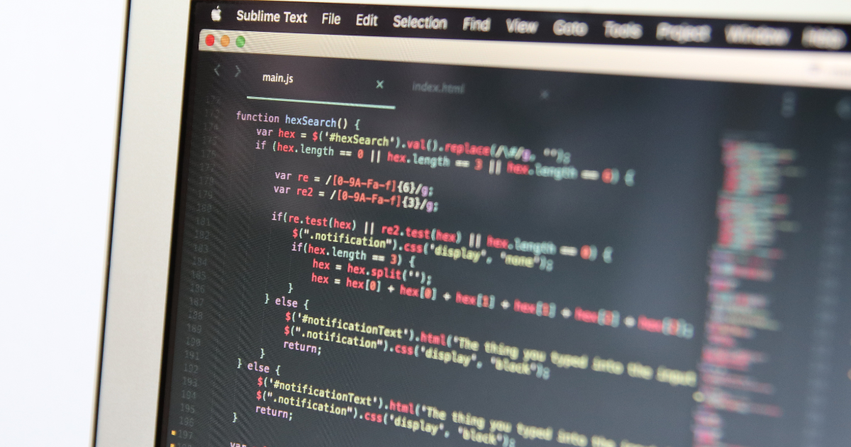 Close de um editor de código exibindo uma função em JavaScript em um arquivo main.js